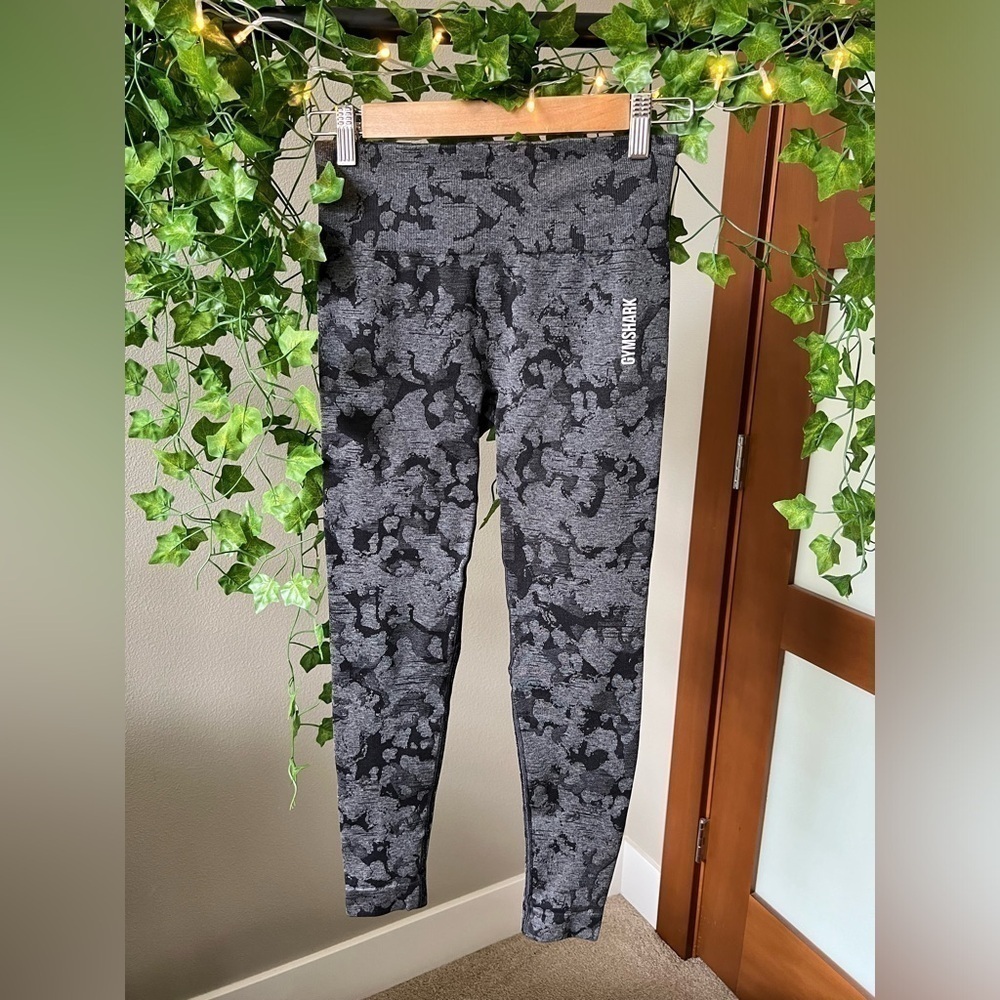 Gymshark mid rise black and gray camo print with scrunch butt size small